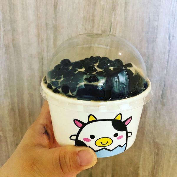 Einweg-Eisbecher mit Deckel, individuell bedruckte Behälter für gefrorene Desserts aus PP/Papier für Gelato, Joghurt und zum Mitnehmen. Einweg-Eisbecher mit Deckel – individuell bedruckte Behälter für gefrorene Desserts aus PP/Papier
